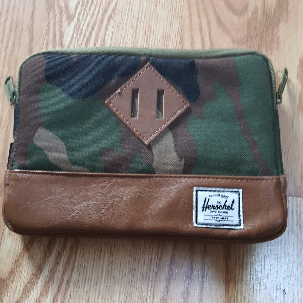 Herschel tablet case